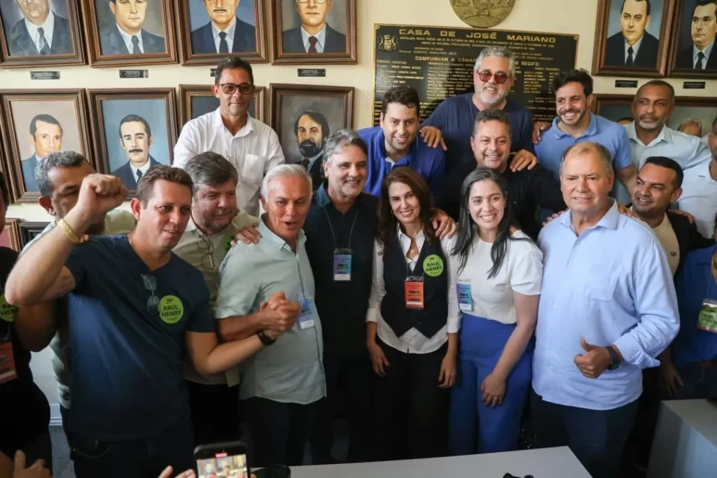 Raul Henry com companheiros do partido