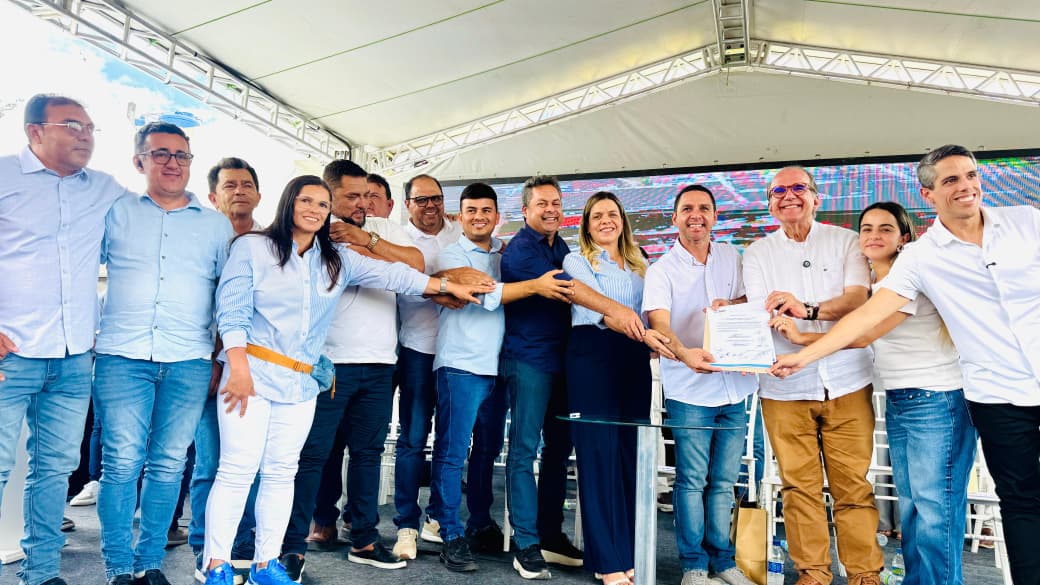 Senador Fernando Dueire e prefeito Dr. Elton Martins entregam equipamentos e anunciam nova creche em Águas Belas 1 WhatsApp Image 2025 10 30 at 08.56.52